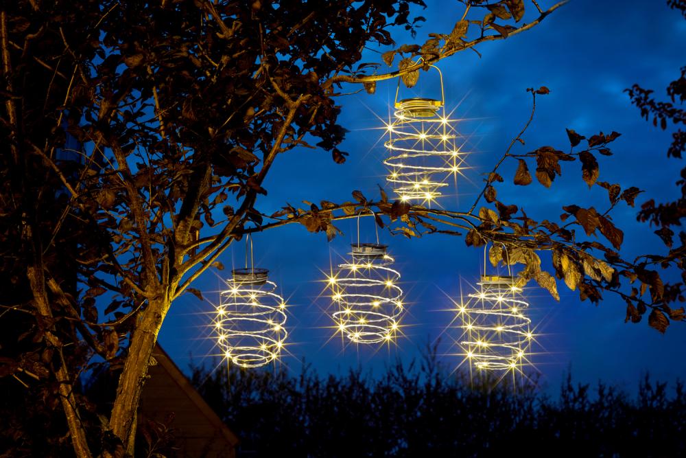 Spiral-Solarlicht aufgehangen im Garten, beleuchtet.